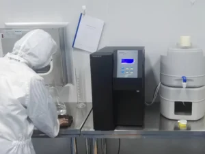 Eau ultra-pure de laboratoire